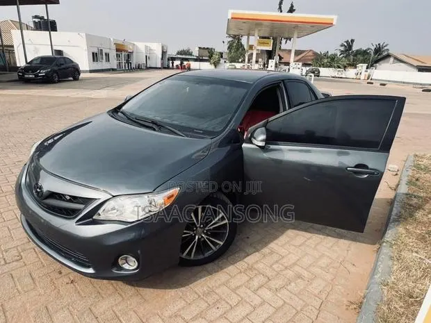 Toyota Corolla 2012 Gray · Photo 1
