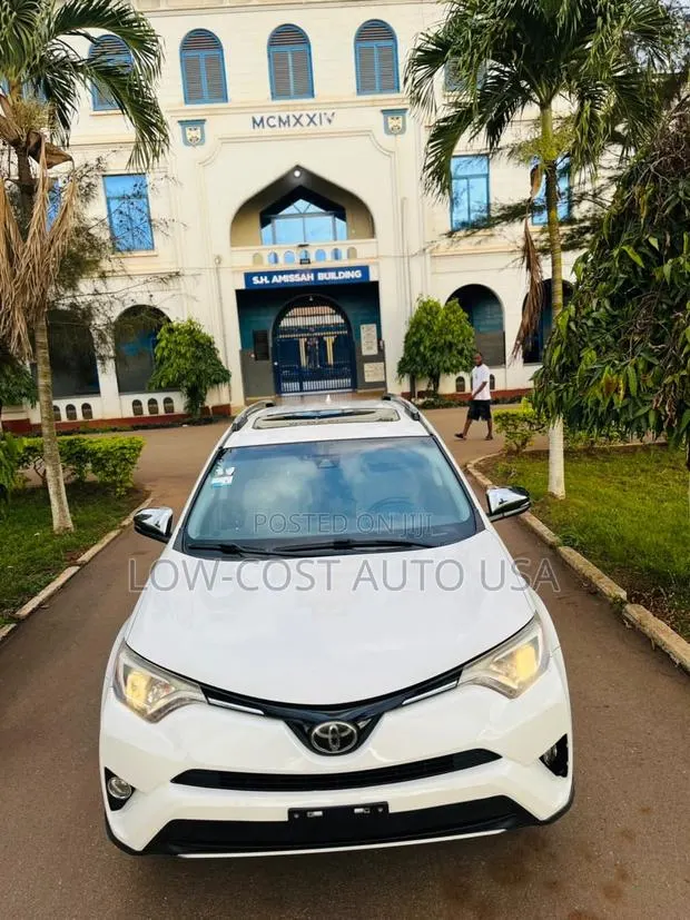 Toyota RAV4 XLE AWD (2.5L 4cyl 6A) 2017 White · Photo 1