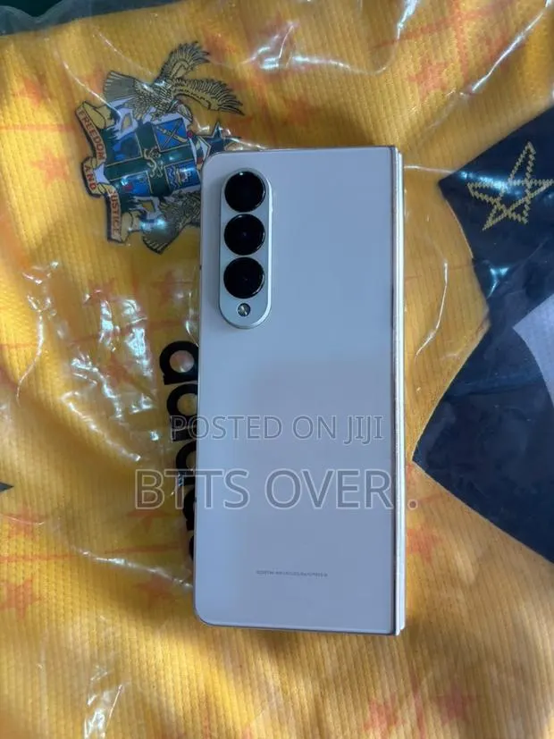 Samsung Galaxy Z Fold4 256 GB Gold · Photo 1