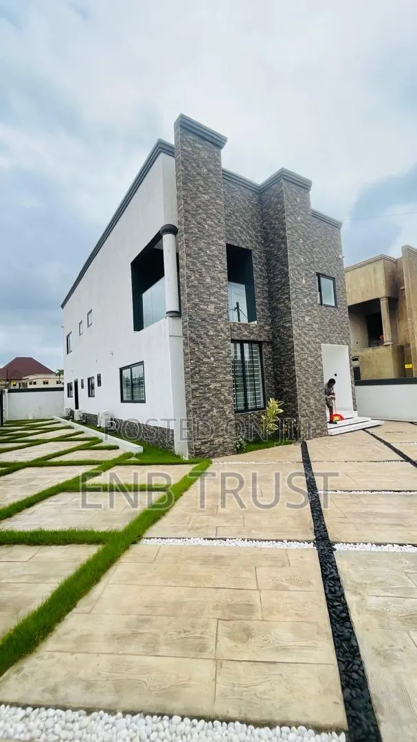 4bdrm Duplex in Canada, Olebu for sale · Photo 1