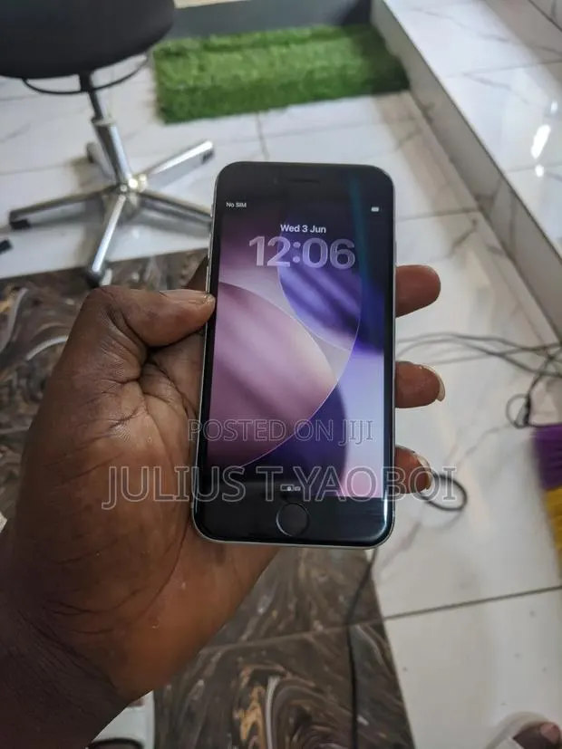 Apple iPhone SE (2020) 64 GB · Photo 1