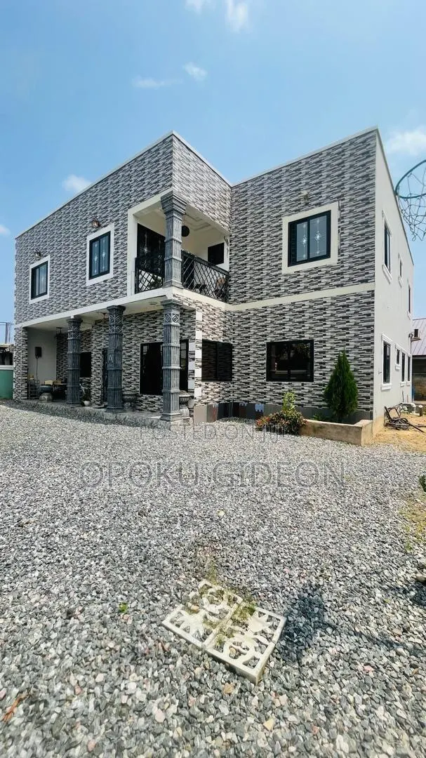 6bdrm Mansion in Afuaman, Manhean for sale · Photo 1