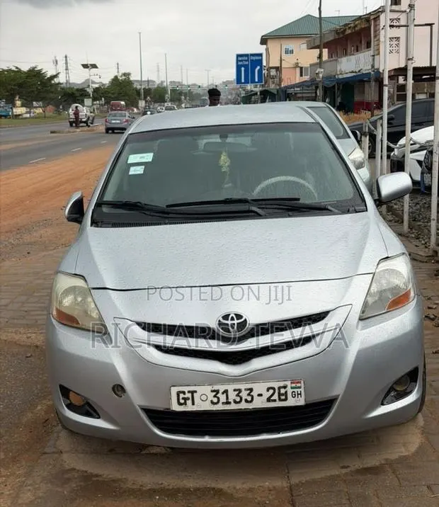 Toyota Yaris Base Sedan 4dr 2010 Silver · Photo 1