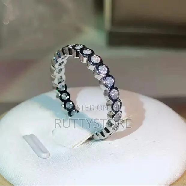 Moon Sequence Engagement Ring · Photo 1
