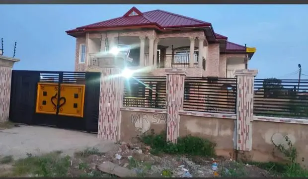 8bdrm House in Sam Properties, Millenium City for sale