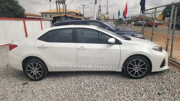 Toyota Corolla SE Special Edition 4dr Sedan (1.8L 4cyl CVT) 2017 White · Photo 1