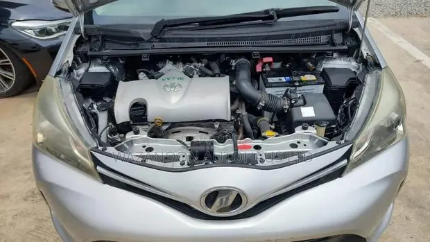 Toyota Vitz 1.3 AWD 5dr 2014 Silver · Photo 1