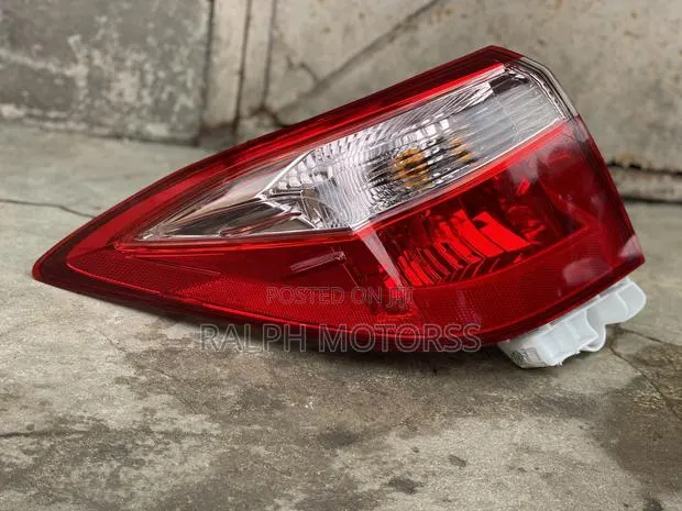Toyota Corolla 2016-2017 Taillight Pair · Photo 1
