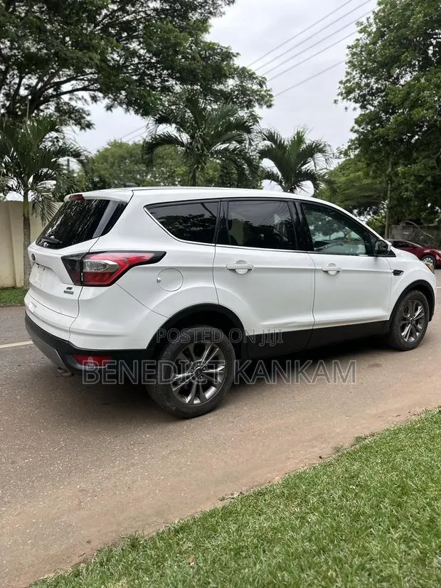 Ford Escape SE FWD 2016 White · Photo 1