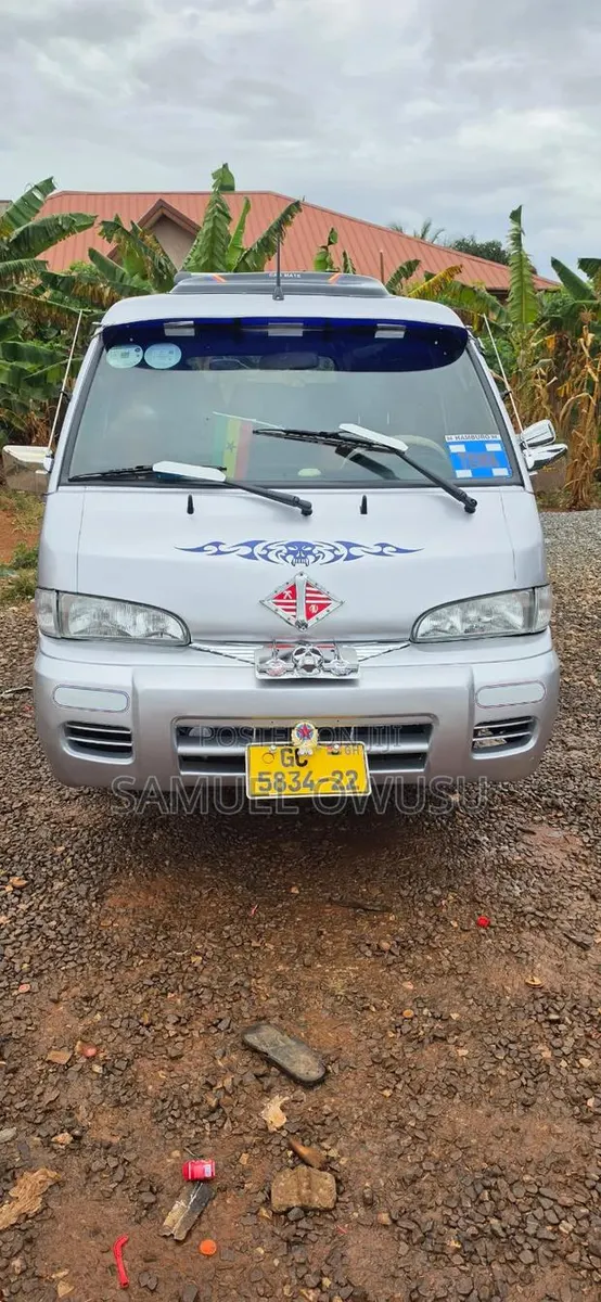 Hyundai H-100 2000 Silver · Photo 1