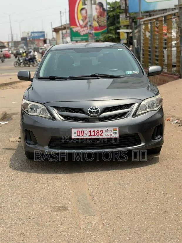 Toyota Corolla LE 4dr Sedan (1.8L 4cyl 4A) 2013 Gray ยท Photo 1