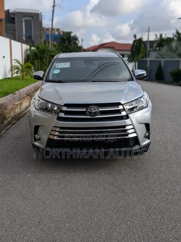 Toyota Highlander LE 2019 Silver · Photo 1