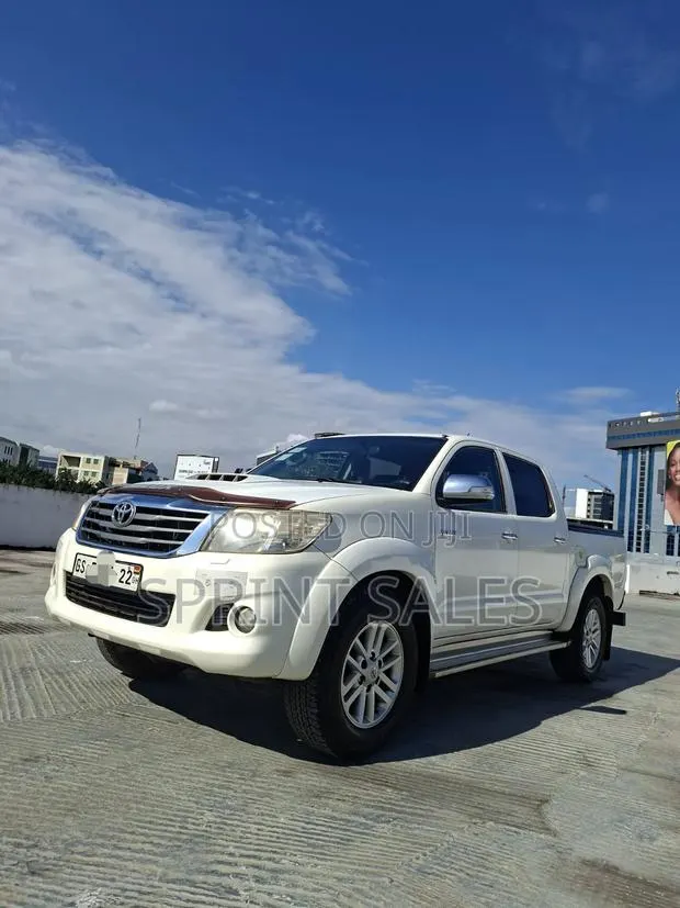 Toyota Hilux 2013 White · Photo 1