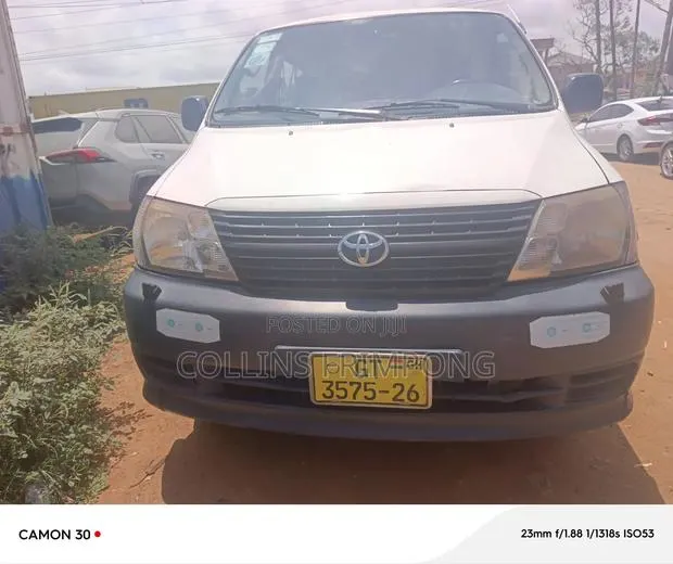 Toyota HiAce 2010 White · Photo 1