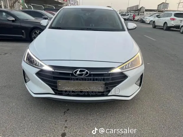 Hyundai Elantra 2019 White · Photo 1
