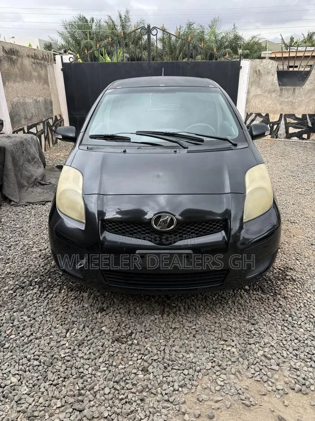Toyota Vitz 1.3 AWD 5dr 2010 Black · Photo 3
