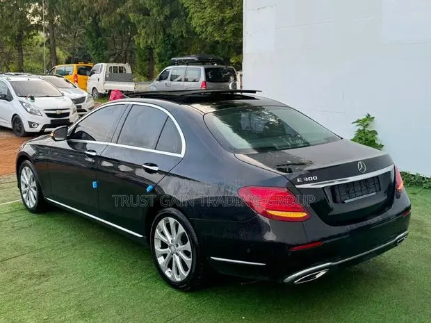 Mercedes-Benz E300 2016 Black · Photo 1