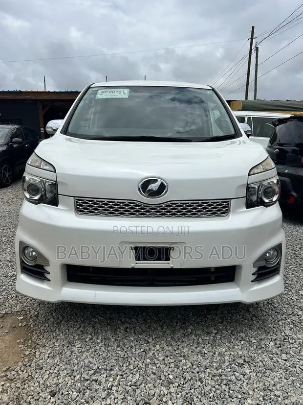 Toyota Voxy V 2WD 8-Seater 2011 White · Photo 1