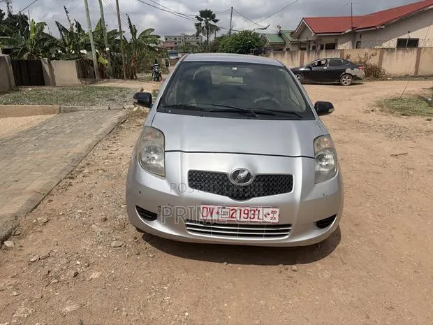 Toyota Vitz 2010 Gray · Photo 1