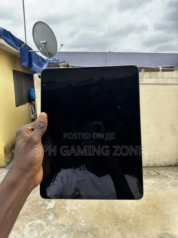 Apple iPad Pro 12.9 (2022) 256 GB Gray · Photo 1