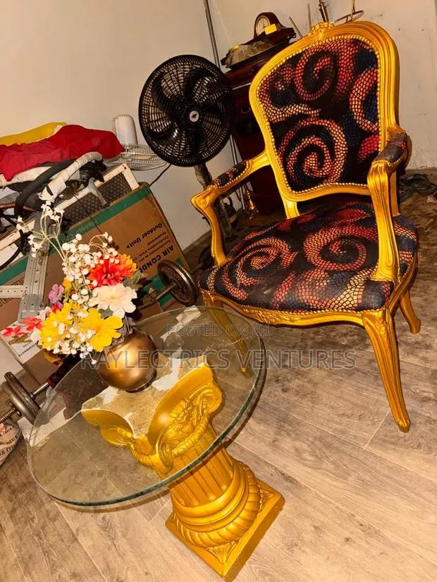 Antique Chair and Centre Table · Photo 1