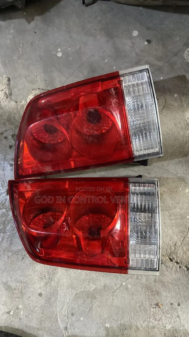 Nissan Armada 2005 Tail Light · Photo 1