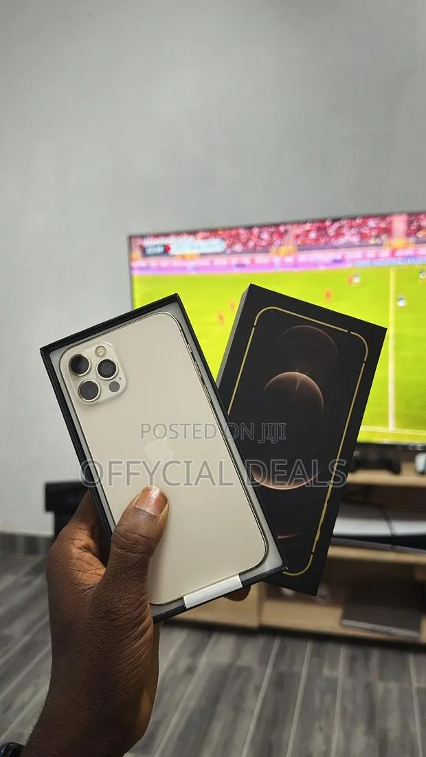 Apple iPhone 12 Pro 128 GB Gold · Photo 1