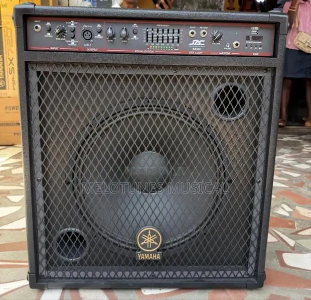 Yamaha BA500 Bass Guitar Combo Amplifier With a Single 15-Inch Speaker · Photo 1