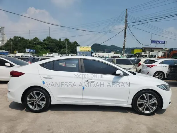 Hyundai Avante 2018 White · Photo 1