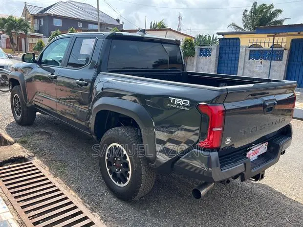 New Toyota Tacoma TRD Off-Road Double Cab 4WD 5.0 ft. SB (Automatic) · Photo 1