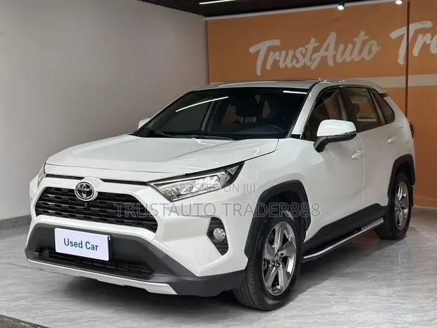 Toyota RAV4 2022 White · Photo 1