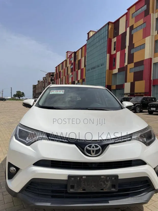 Toyota RAV4 LE FWD 2019 White · Photo 1