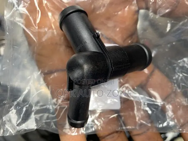 Nissan Versa/ Juke/ NV200 Engine Coolant Water Pipe Connector · Photo 1