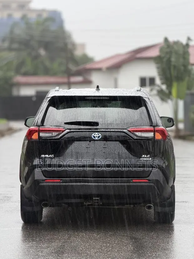 Toyota RAV4 XLE 2021 Black · Photo 1