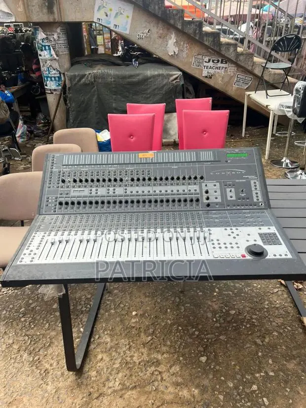 Yamaha Dm2000 Digital Mixing Console · Photo 1