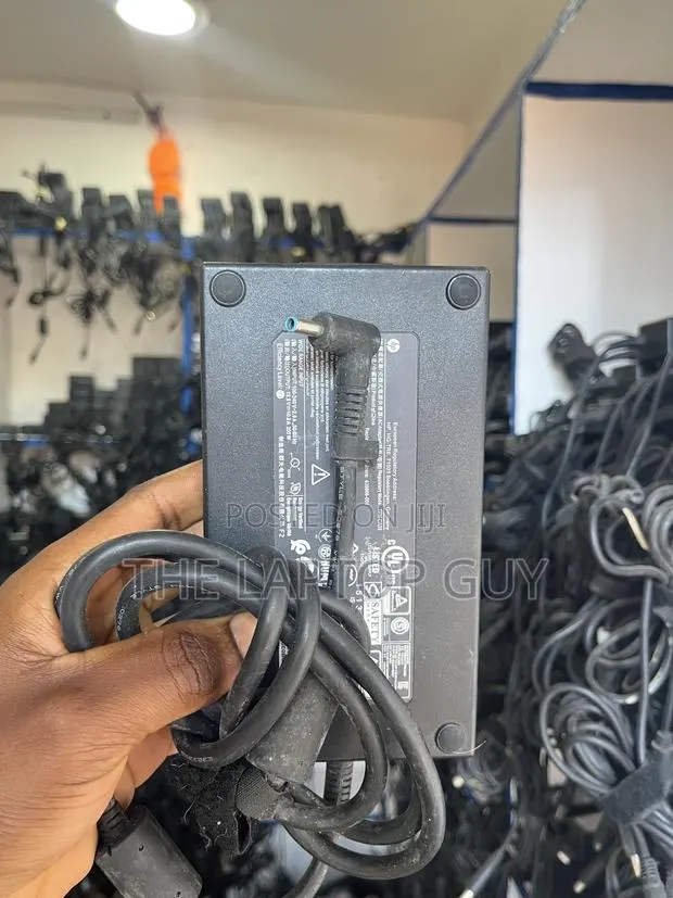 The Original HP 200 Watts Charger · Photo 2