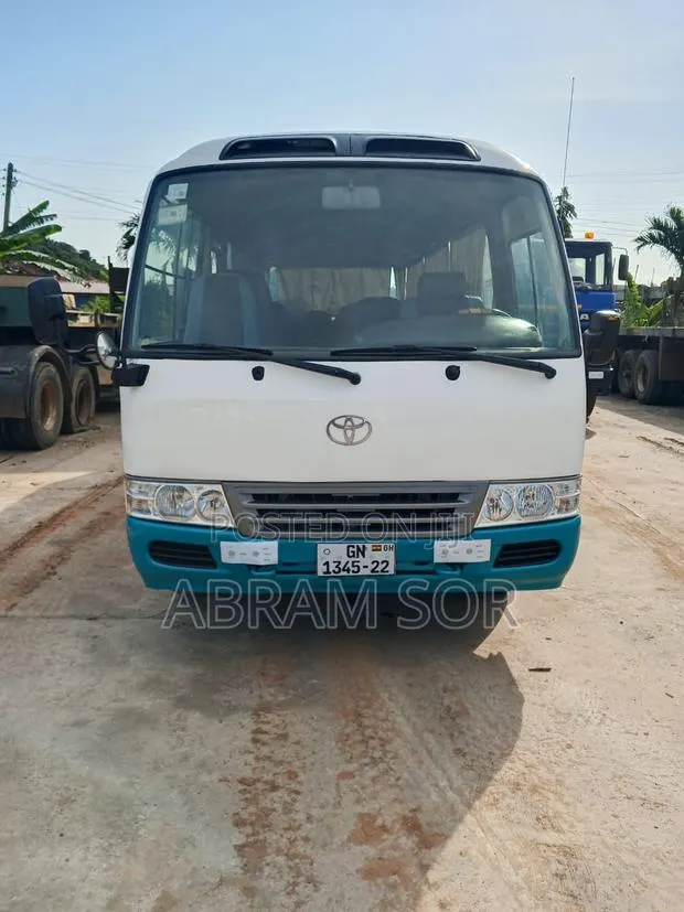 Toyota Coaster 2012 White · Photo 1