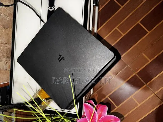 PlayStation 4 · Photo 1