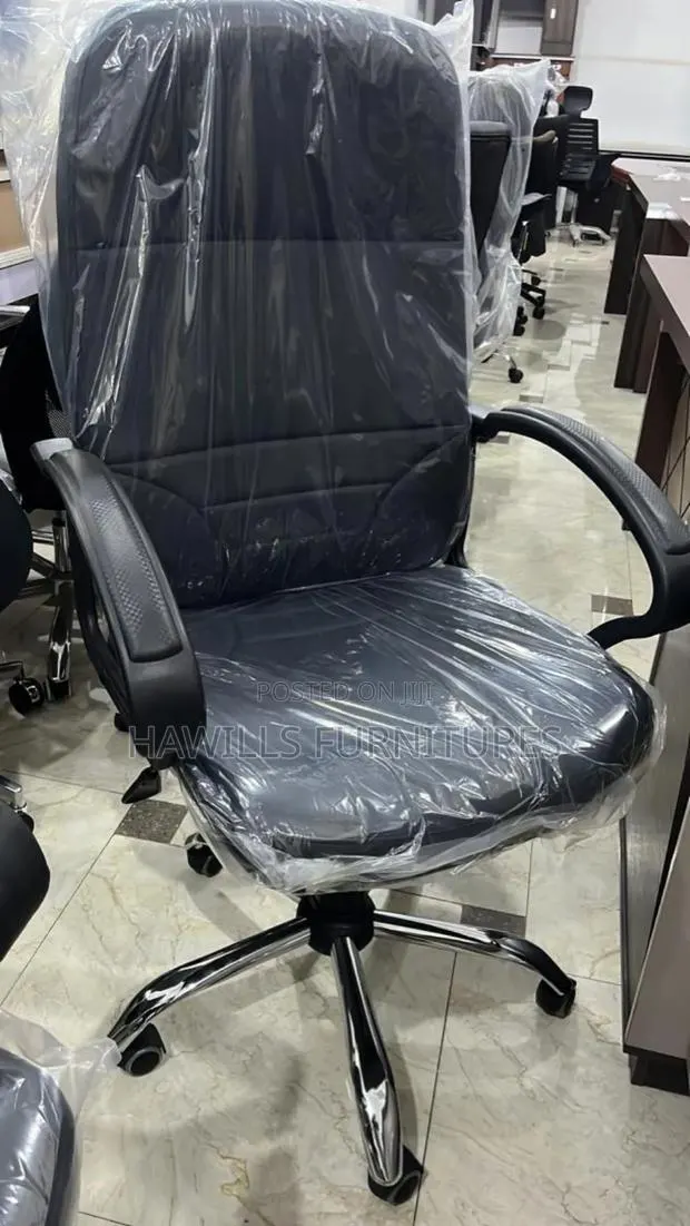Executive Black Swivel Office Chair · Photo 1
