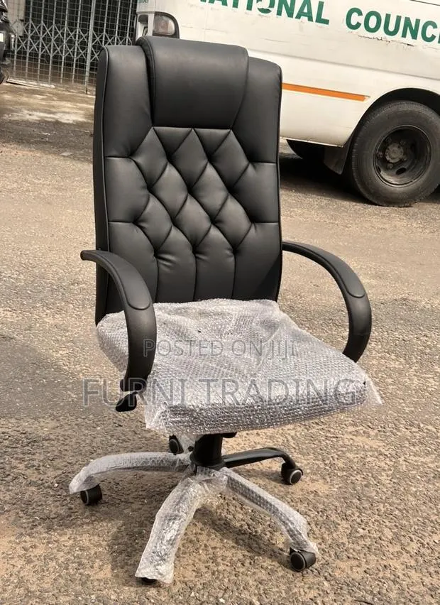 Supportive Office Swivel Chair · Photo 1
