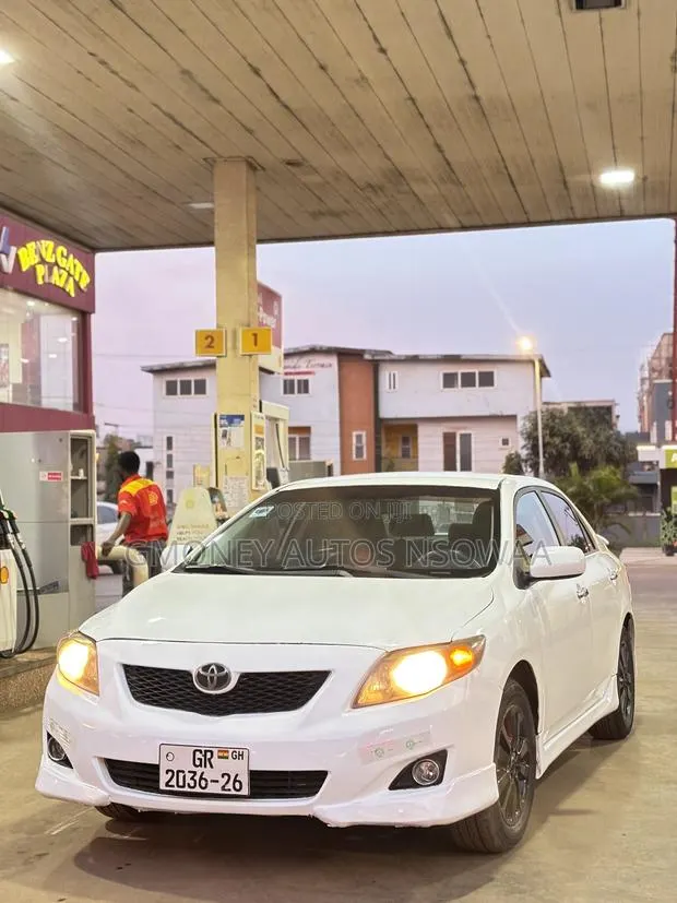 Toyota Corolla Base 4dr Sedan (1.8L 4cyl 5M) 2010 White · Photo 1