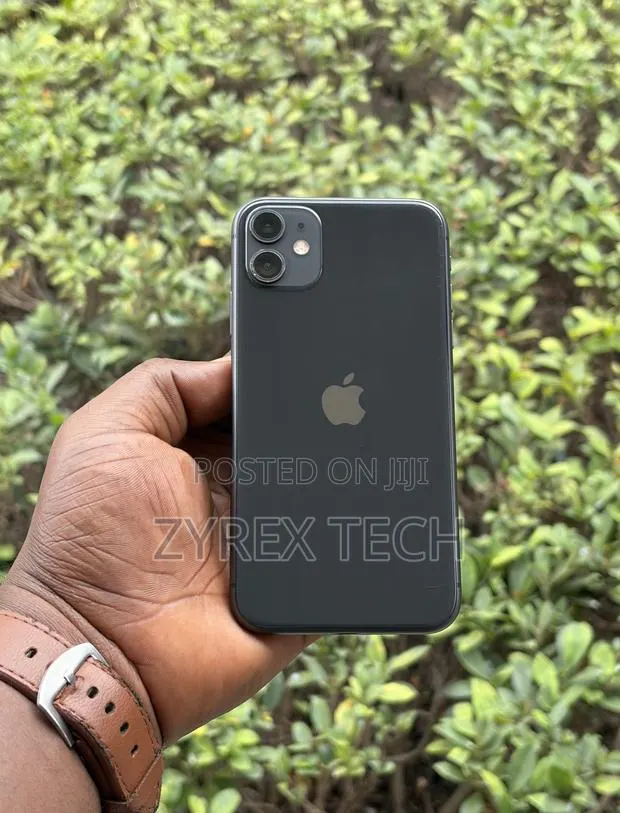 Apple iPhone 11 64 GB Black · Photo 1