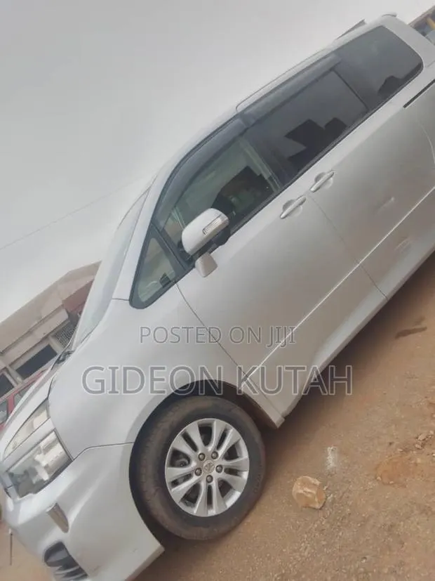 Toyota Voxy 2012 Gray · Photo 1