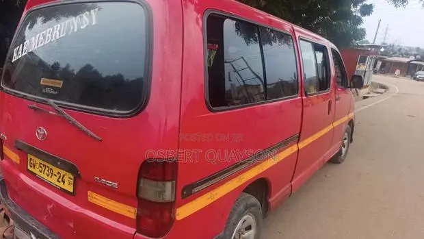 Toyota HiAce 2018 Red · Photo 1