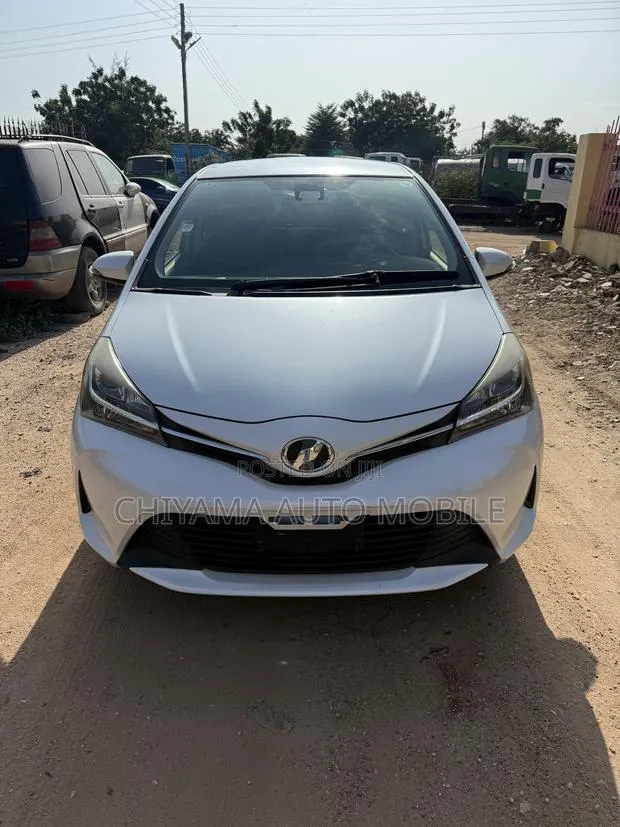 Toyota Vitz 2015 White · Photo 1