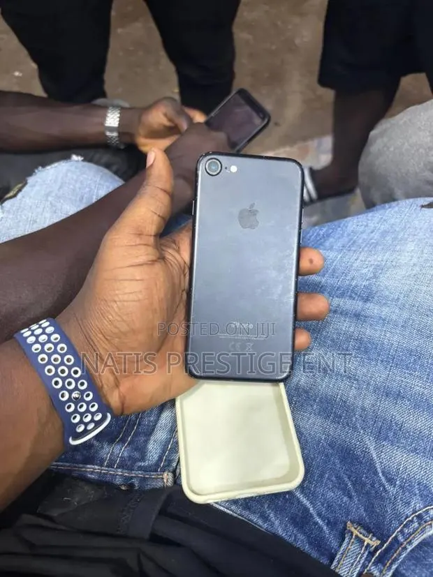 Apple iPhone 7 128 GB Black · Photo 1