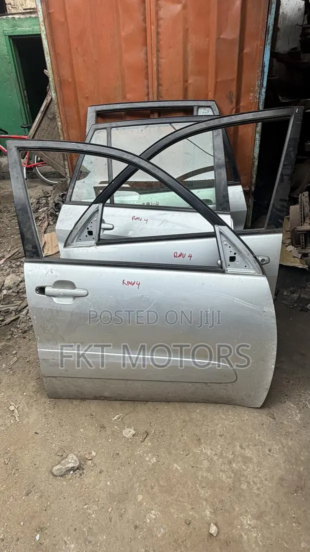 Toyota RAV4 Doors Set 2000,2001,2002,2003,2004,2005 · Photo 1