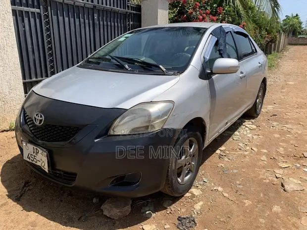 Toyota Belta 2009 Gray · Photo 1