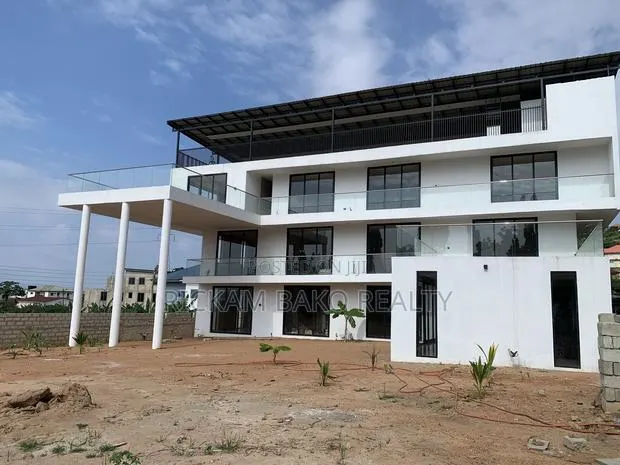 Furnished 11bdrm Villa in Weija for sale · Photo 1
