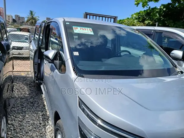 Toyota Voxy 2015 Silver · Photo 1